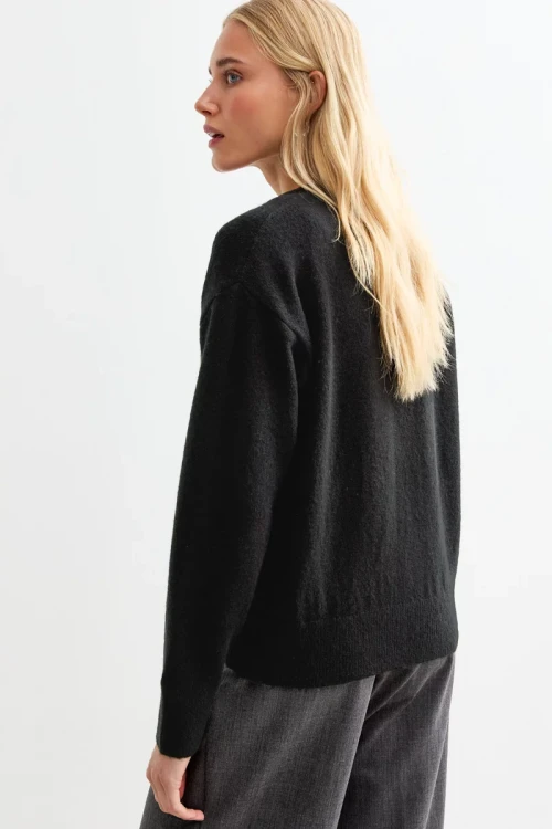 New-Look-czarny-rozpinany-sweter-kardigan-modelka-tyl.webp