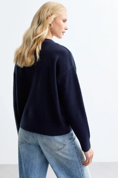 New-Look-granatowy-rozpinany-sweter-kardigan-modelka-tyl.webp