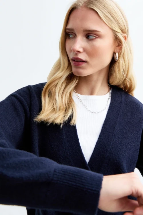 New-Look-granatowy-rozpinany-sweter-kardigan-modelka-zblizenie.webp