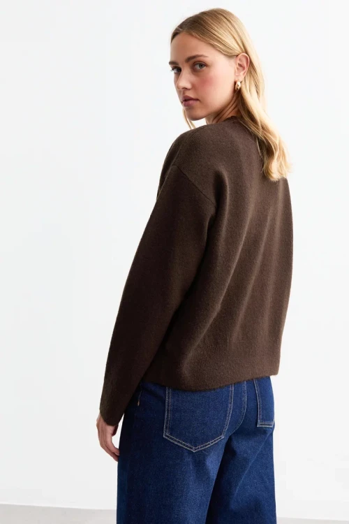 New-Look-kasztanowy-rozpinany-sweter-kardigan-modelka-tyl.webp
