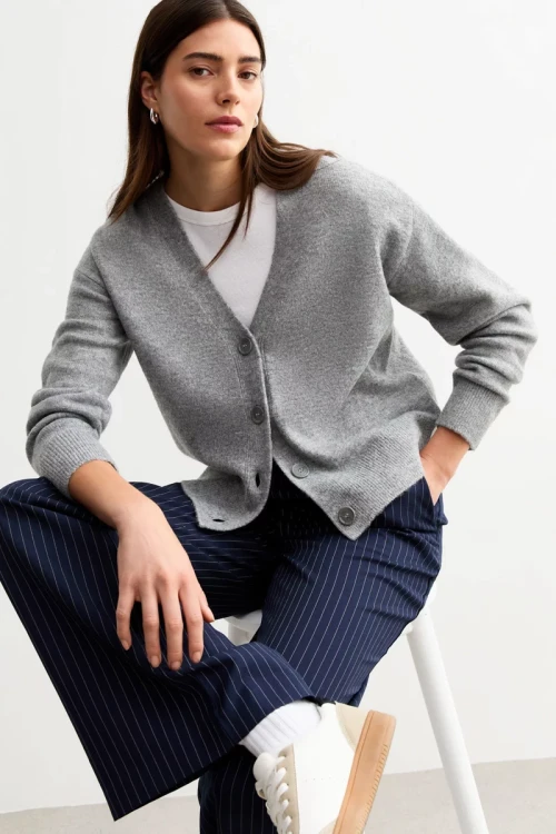 New-Look-szary-rozpinany-sweter-kardigan-modelka-przod.webp