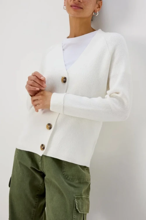 Papaya-bialy-rozpinany-sweter-kardigan-modelka-przod.webp