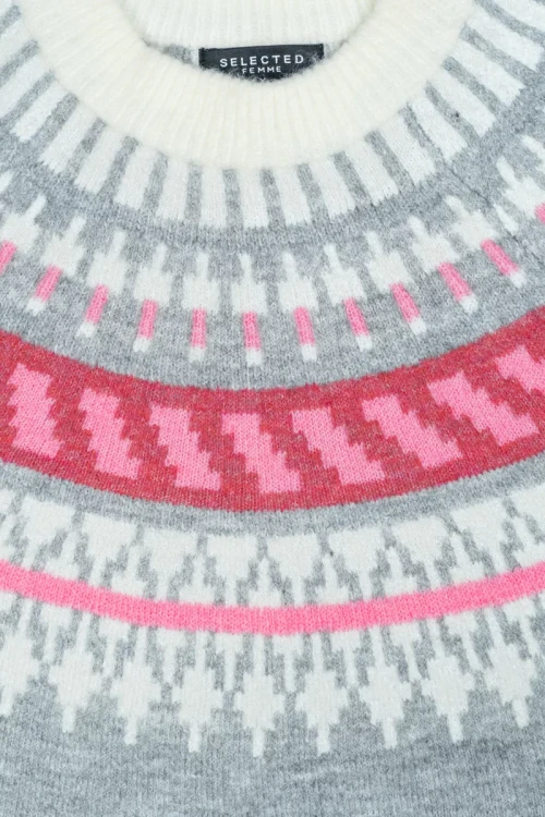 Selected-skandynawski-szaro-rozowy-sweter-z-welna-zblizenie.webp
