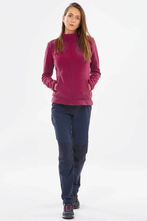 Decathlon-quechua-bordowa-damska-bluza-polarowa-na-zamek-modelka-przod3.webp