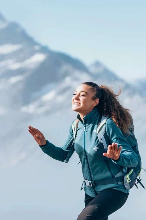 Decathlon-quechua-patynowa-damska-bluza-polarowa-na-zamek-modelka-przod3.webp