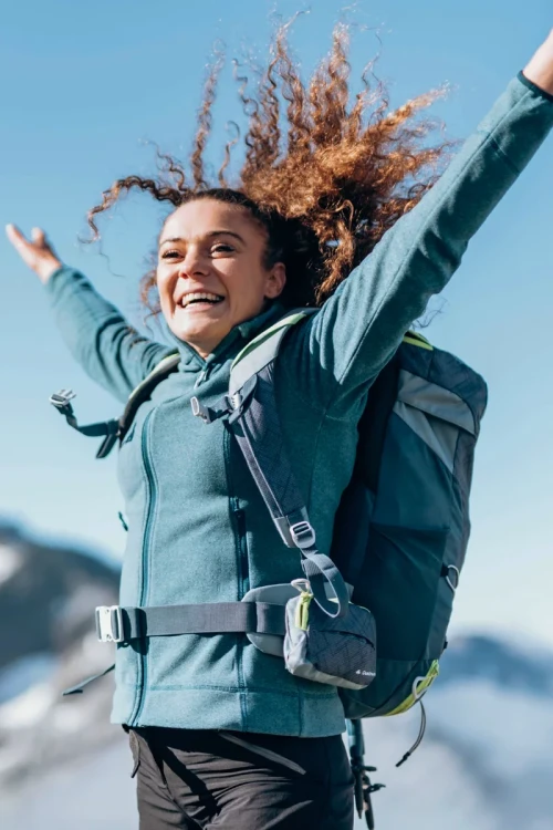 Decathlon-quechua-patynowa-damska-bluza-polarowa-na-zamek-modelka-przod4.webp