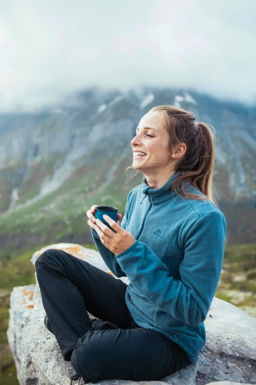 Decathlon-quechua-patynowa-damska-bluza-polarowa-na-zamek-modelka-przod5.webp
