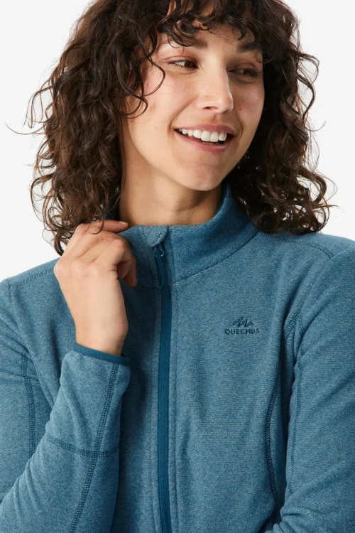Decathlon-quechua-patynowa-damska-bluza-polarowa-na-zamek-modelka-zblizenie.webp