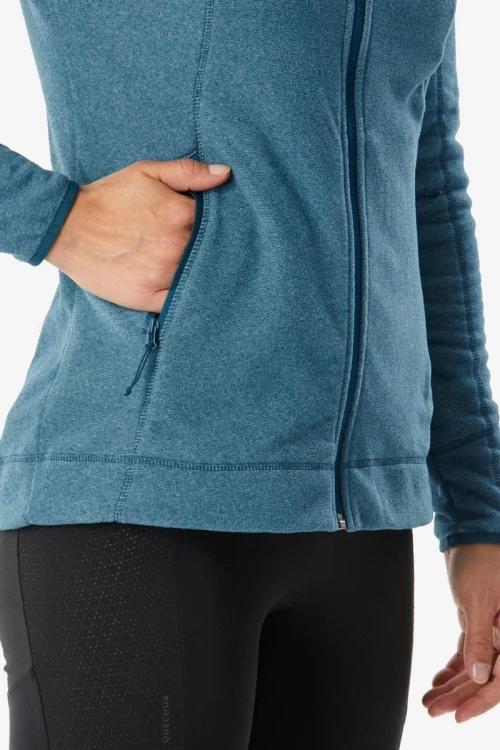 Decathlon-quechua-patynowa-damska-bluza-polarowa-na-zamek-modelka-zblizenie2.webp