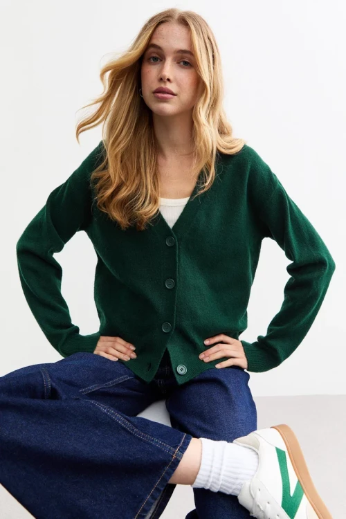 New-Look-szmaragdowy-rozpinany-sweter-kardigan-modelka-przod.webp