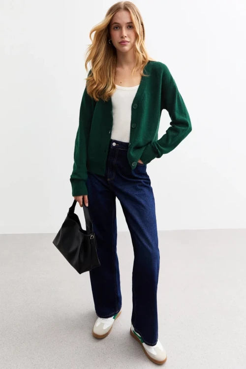 New-Look-szmaragdowy-rozpinany-sweter-kardigan-modelka-przod2.webp