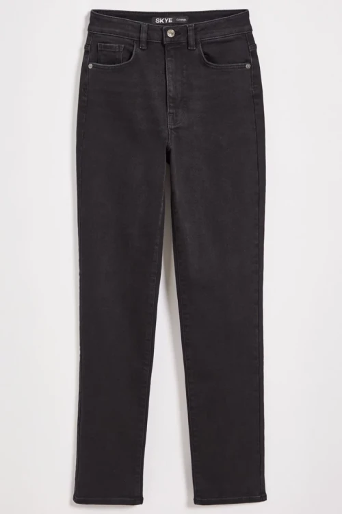 George-Skye-czarne-spodnie-jeansy-prosta-nogawka-wysoki-stan-modelka-glowne.webp