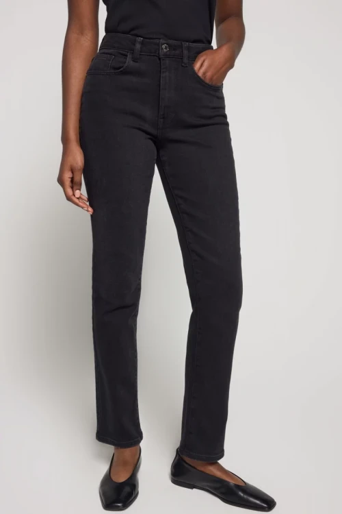 George-Skye-czarne-spodnie-jeansy-prosta-nogawka-wysoki-stan-modelka-przod.webp