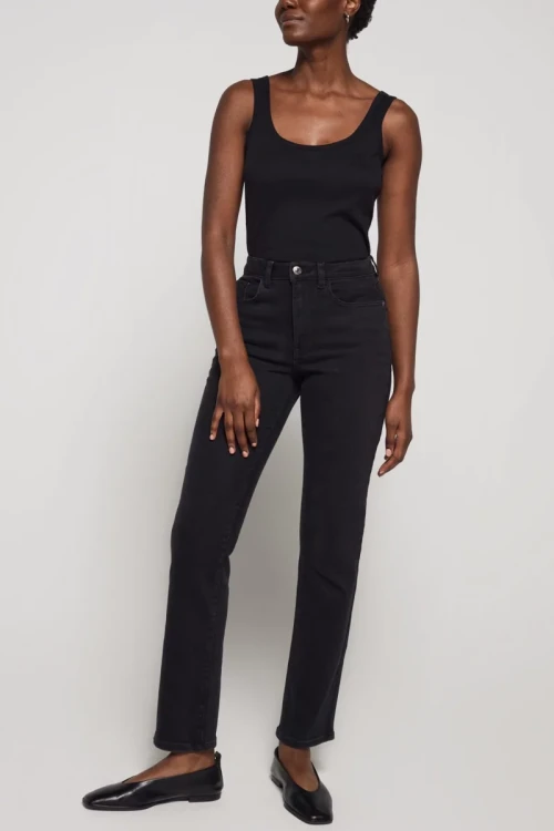 George-Skye-czarne-spodnie-jeansy-prosta-nogawka-wysoki-stan-modelka-przod2.webp