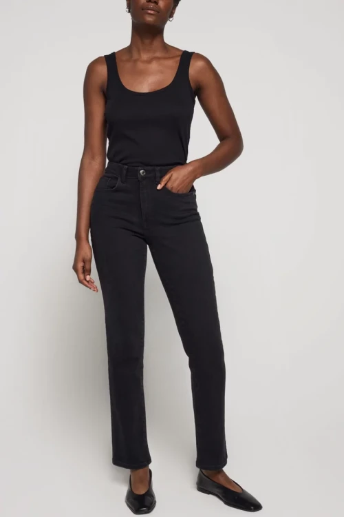 George-Skye-czarne-spodnie-jeansy-prosta-nogawka-wysoki-stan-modelka-przod3.webp