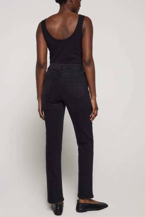 George-Skye-czarne-spodnie-jeansy-prosta-nogawka-wysoki-stan-modelka-tyl.webp