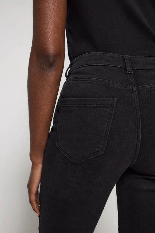 George-Skye-czarne-spodnie-jeansy-prosta-nogawka-wysoki-stan-modelka-zblizenie2.webp