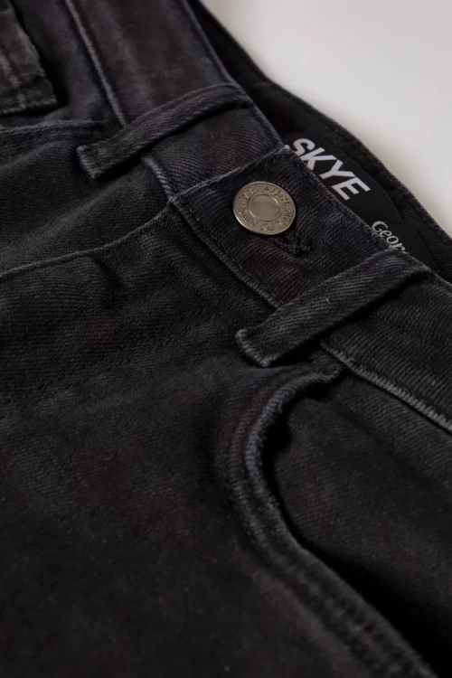 George-Skye-czarne-spodnie-jeansy-prosta-nogawka-wysoki-stan-zblizenie.webp