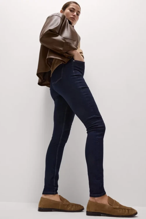 M&S-Ivy-jeansowe-granatowe-miedziane-szwy-spodnie-skinny-jeansy-modelka-bok.webp