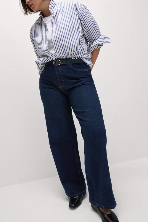 M&S-granatowe-jeansy-spodnie-wilde-szerokie-nogawki-modelka-przod.webp