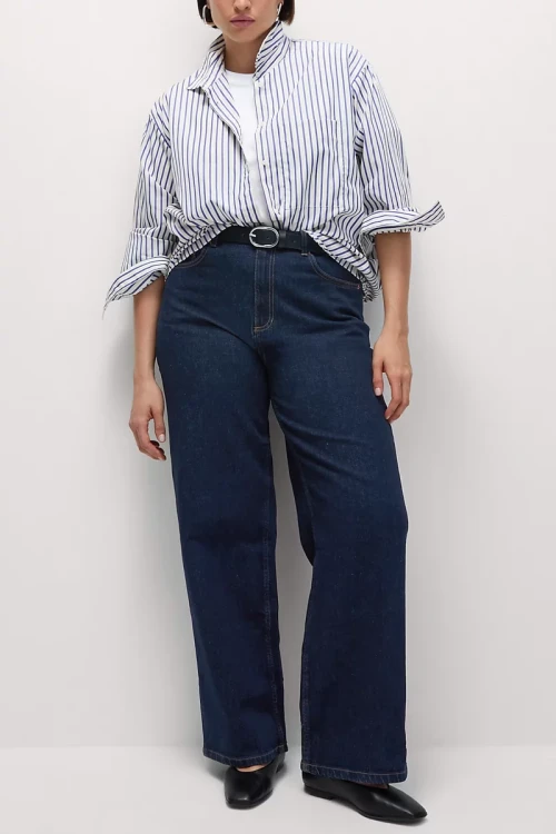 M&S-granatowe-jeansy-spodnie-wilde-szerokie-nogawki-modelka-przod2.webp