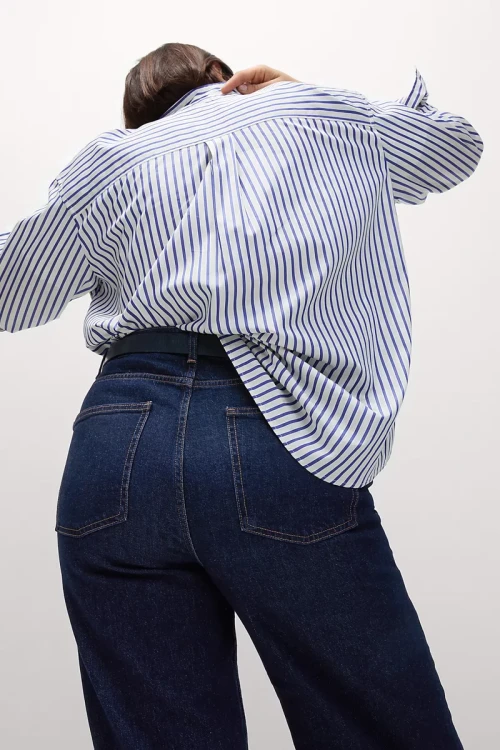M&S-granatowe-jeansy-spodnie-wilde-szerokie-nogawki-modelka-tyl.webp