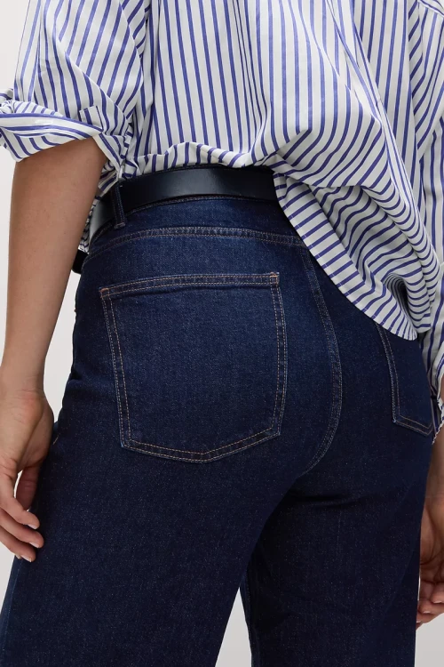 M&S-granatowe-jeansy-spodnie-wilde-szerokie-nogawki-modelka-zblizenie.webp