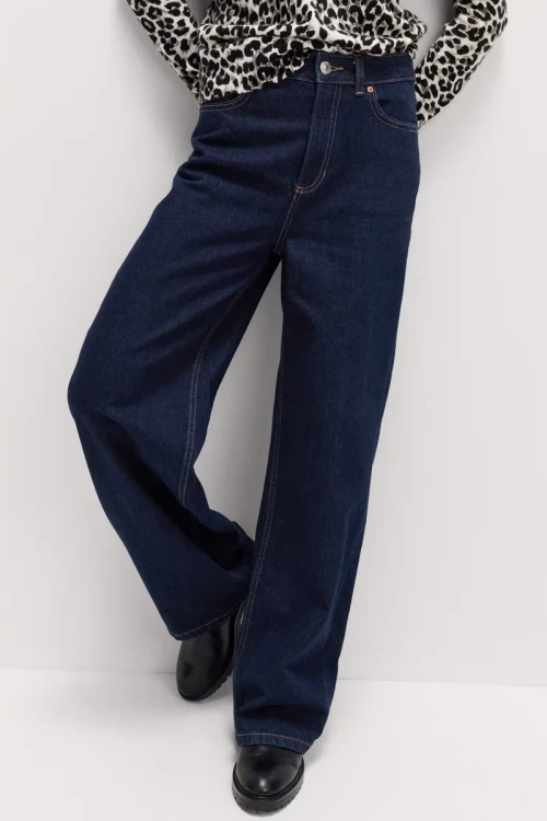 M&S-granatowe-jeansowe-spodnie-szeroka-nogawka-jeans-modelka-przod.webp