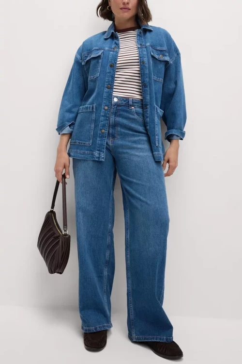 M&S-ciemne-jeansowe-spodnie-szeroka-nogawka-jeans-modelka-przod.webp