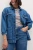 M&S-ciemne-jeansowe-spodnie-szeroka-nogawka-jeans-modelka-zblienie.webp