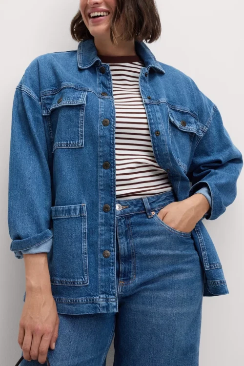 M&S-ciemne-jeansowe-spodnie-szeroka-nogawka-jeans-modelka-zblienie.webp