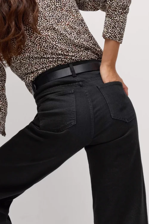 M&S-czarne-jeansowe-spodnie-szeroka-nogawka-jeans-modelka-zblizenie.webp