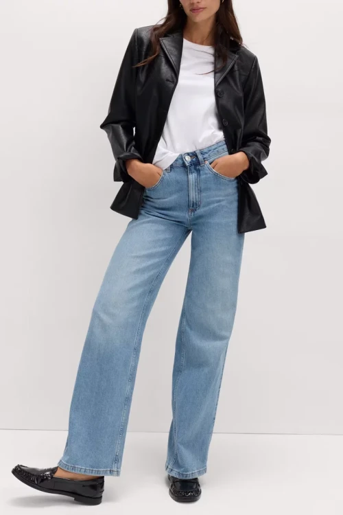 M&S-jasne-jeansowe-spodnie-szeroka-nogawka-jeans-modelka-przod.webp