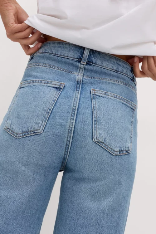 M&S-jasne-jeansowe-spodnie-szeroka-nogawka-jeans-modelka-zblizenie2.webp