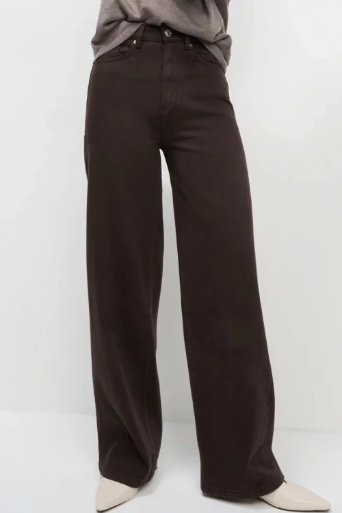 M&S-kasztanowe-jeansowe-spodnie-szeroka-nogawka-jeans-modelka-przod2.webp