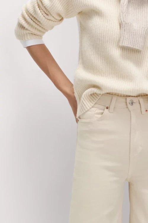 M&S-kremowe-jeansowe-spodnie-szeroka-nogawka-jeans-modelka-zblizenie.webp
