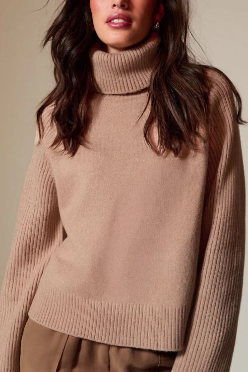 New-Look-camel-sweter-golf-modelka-przod.webp