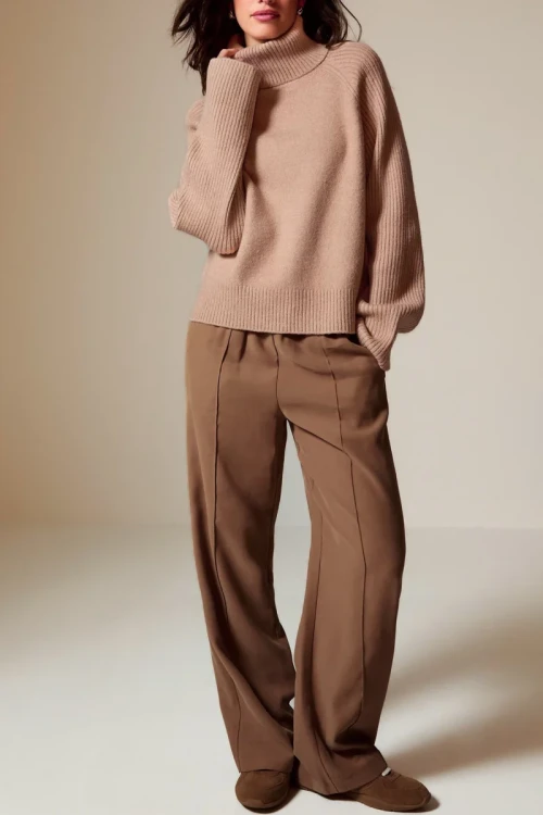 New-Look-camel-sweter-golf-modelka-przod2.webp