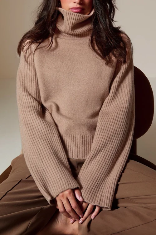 New-Look-camel-sweter-golf-modelka-przod3.webp
