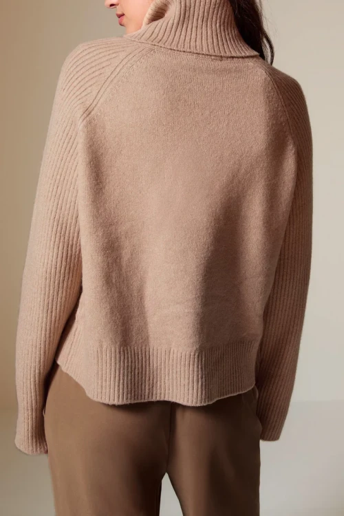 New-Look-camel-sweter-golf-modelka-tyl.webp