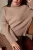New-Look-camel-sweter-golf-modelka-zblizenie.webp