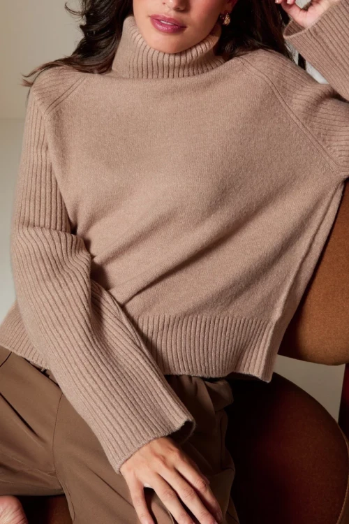 New-Look-camel-sweter-golf-modelka-zblizenie.webp