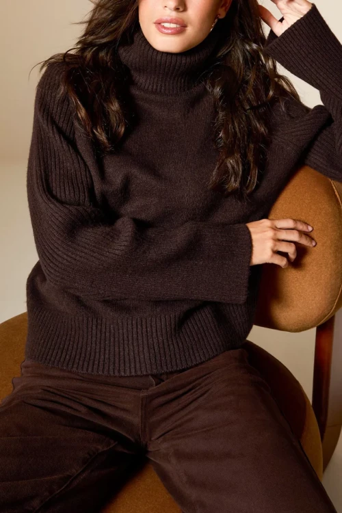 New-Look-kasztanowy-sweter-golf-modelka-przod.webp
