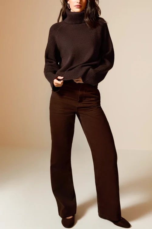 New-Look-kasztanowy-sweter-golf-modelka-przod2.webp