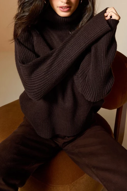 New-Look-kasztanowy-sweter-golf-modelka-przod3.webp