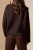 New-Look-kasztanowy-sweter-golf-modelka-tyl.webp