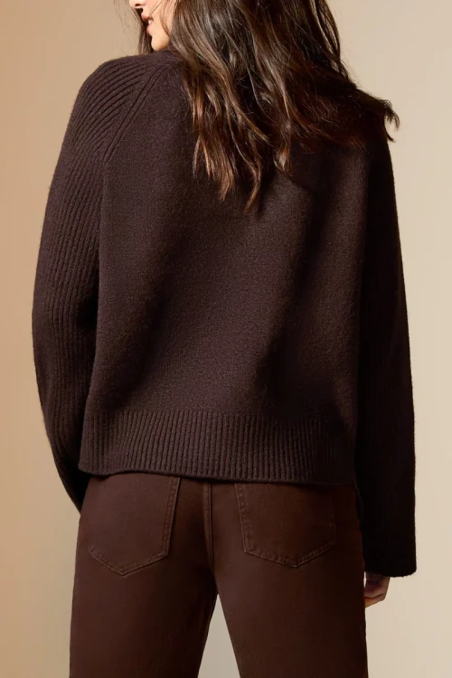 New-Look-kasztanowy-sweter-golf-modelka-tyl.webp