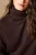 New-Look-kasztanowy-sweter-golf-modelka-zblizenie.webp