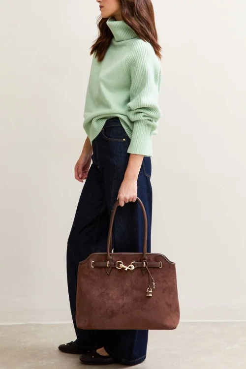 New-Look-mietowy-sweter-golf-modelka-bok.webp