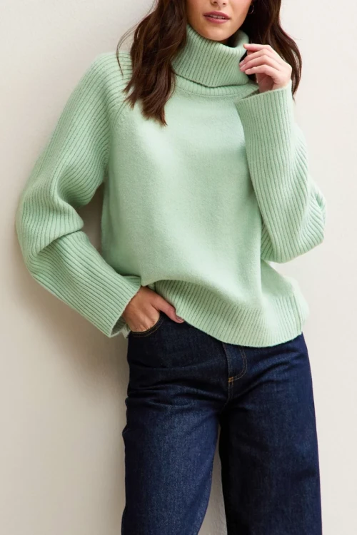 New-Look-mietowy-sweter-golf-modelka-przod.webp